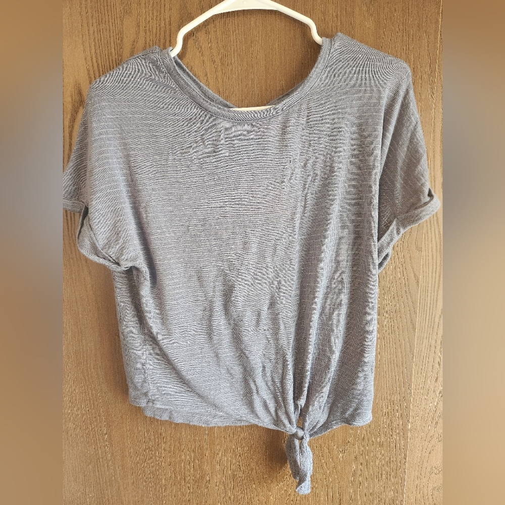 SO Women's Gray Short Sleeve Top with Knot